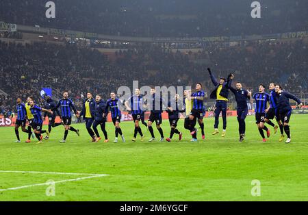 Mailand, Italien. 04., Januar 2023. Bei Giuseppe Meazza in Mailand feiern die Spieler von Inter den 1-0. Sieg nach dem Spiel der Serie A zwischen Inter und Neapel. (Foto: Gonzales Photo - Tommaso Fimiano). Stockfoto