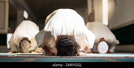 Moslem, Gebete und Moschee mit einer spirituellen Männergruppe, die während fajr, dhuhr oder asr im Glauben betet, sonst maghrib oder Isha. Salah, bete und bete Stockfoto