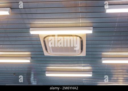 Deckenmontierte Klimaanlage zur Luftzirkulation und Belüftung großer Räume Stockfoto