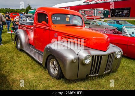 Iola, WI - 07. Juli 2022: Blick aus der oberen Perspektive auf einen 1942 Ford Half Ton Pickup Truck auf einer lokalen Automesse. Stockfoto