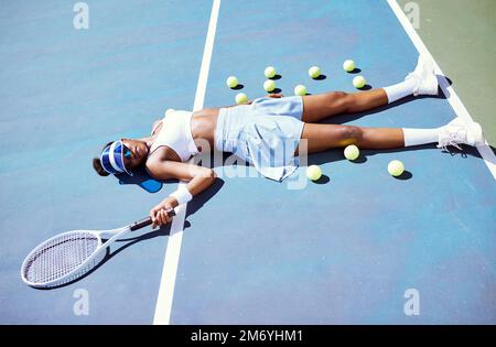 Müde, Tennis und traurige schwarze Frau auf einem Platz nach einem Spiel, sportlicher Fitness und Training scheitern in London. Depression, Bewegung und afrikanischer Tennisspieler Stockfoto