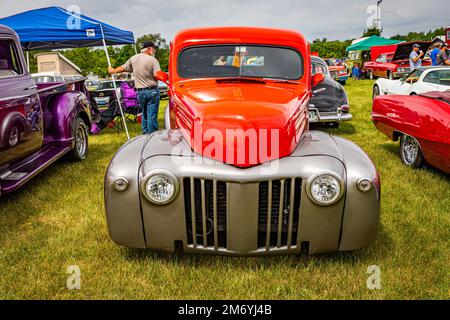 Iola, WI - 07. Juli 2022: Perspektivische Vorderansicht eines 1942 Ford Half Ton Pickup Truck auf einer lokalen Automesse. Stockfoto