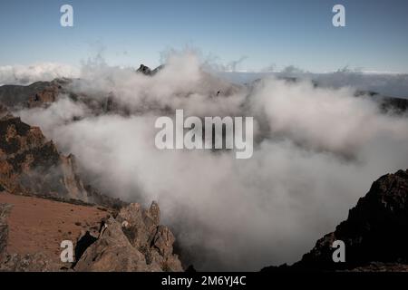 Wolkeninversion, die die Berge bedeckt, auf dem Weg von Pico do Arieiro zum Pico Ruivo auf Madeira Island, Portugal Stockfoto