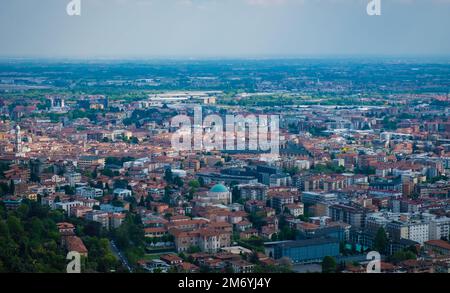 Bergamo, Italien - 4. Mai 2022: Luftaufnahme über die Stadt Bergamo vom Berg San Vigilio. Stockfoto