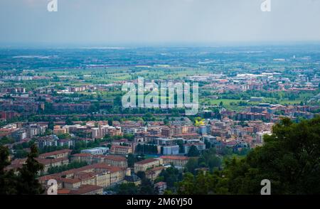 Bergamo, Italien - 4. Mai 2022: Luftaufnahme über die Stadt Bergamo vom Berg San Vigilio. Stockfoto