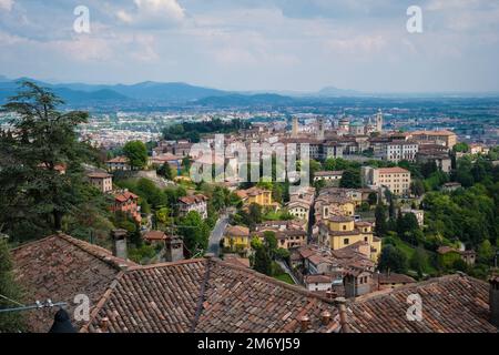 Bergamo, Italien - 4. Mai 2022: Luftaufnahme über die Stadt Bergamo vom Berg San Vigilio. Stockfoto