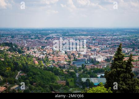 Bergamo, Italien - 4. Mai 2022: Luftaufnahme über die Stadt Bergamo vom Berg San Vigilio. Stockfoto