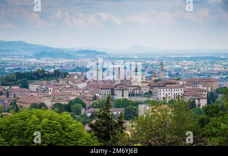 Bergamo, Italien - 4. Mai 2022: Luftaufnahme über die Stadt Bergamo vom Berg San Vigilio. Stockfoto