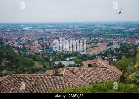 Bergamo, Italien - 4. Mai 2022: Luftaufnahme über die Stadt Bergamo vom Berg San Vigilio. Stockfoto