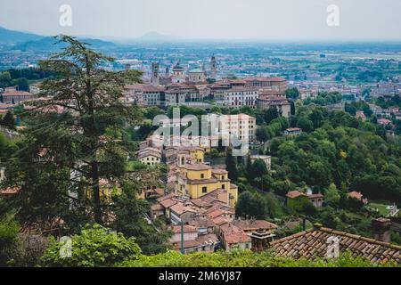 Bergamo, Italien - 4. Mai 2022: Luftaufnahme über die Stadt Bergamo vom Berg San Vigilio. Stockfoto