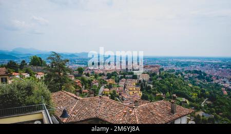 Bergamo, Italien - 4. Mai 2022: Luftaufnahme über die Stadt Bergamo vom Berg San Vigilio. Stockfoto