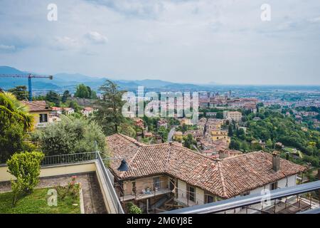 Bergamo, Italien - 4. Mai 2022: Luftaufnahme über die Stadt Bergamo vom Berg San Vigilio. Stockfoto