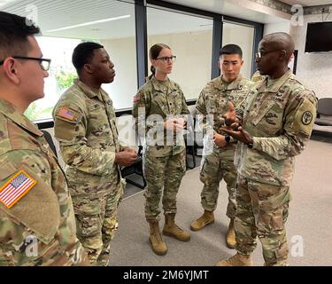 Von rechts, Staff Sergeant Terrence Laisin, informiert seine Trupp-Mitglieder, Sergeant Sangoh Choi, SPC. Ilona Campos, PFC. Tyrion Smith und SPC. Angel Galvez. Das Team, zusammen mit Kapitän Joshua Lockwood, trainiert seit zwei Monaten und wird Blanchfield Army Community Hospital beim Regional Health Command-Atlantic Best Leader Competition am 25-29. April in Fort Benning, Georgia, vertreten. Stockfoto