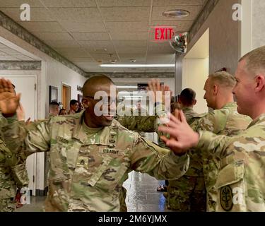 Staff Sgt. Terrence Laisin und Mitglieder seiner Einheit erhalten High Fives und die besten Wünsche vom Personal des Blanchfield Army Community Hospital, Fort Campbell, Kentucky, April 20. Laisin, zusammen mit Kapitän Joshua Lockwood, Sergeant Sangoh Choi, SPC. Ilona Campos, Spc. Angel Galvez und PFC. Tyrion Smith vertritt BACH beim Regional Health Command-Atlantic Best Leader Competition vom 25. Bis 29. April in Fort Benning, Georgia, und konkurriert mit 12 anderen Teams aus militärischen Behandlungseinrichtungen östlich des Mississippi. Stockfoto