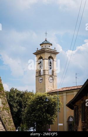 Kirche San Vigilio, San Vigilio di Rogno, auf den Hügeln von Bergamo. Stockfoto