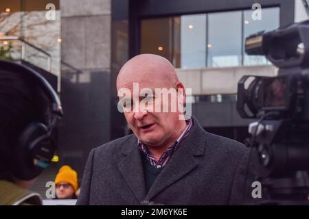 London, Großbritannien. 06. Januar 2023. Mick Lynch, Generalsekretär der Gewerkschaft der Eisenbahn-, See- und Transportarbeiter (Rail, Maritime and Transport Workers Union), spricht vor dem Bahnhof Euston vor den Medien, während die Streiks der nationalen Eisenbahn andauern. (Foto: Vuk Valcic/SOPA Images/Sipa USA) Guthaben: SIPA USA/Alamy Live News Stockfoto