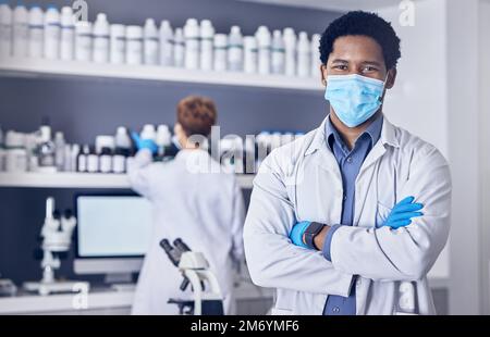 Wissenschaft, Covid und Porträt des Menschen im Labor, Führung und Motivation bei der Impfstoffentwicklung in Südafrika. Gesundheitswesen, phd-Wissenschaftler oder Schwarze Stockfoto