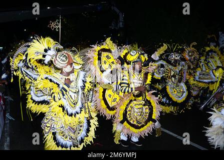 Die Menschen in traditionellen Kostümen während einer Junkanoo-Parade auf den Bahamas. Stockfoto