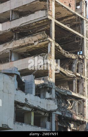 Gebäude des jugoslawischen Verteidigungsministeriums wurden während des NATO-Bombenanschlags auf Jugoslawien im Jahr 1999 bombardiert und schwer beschädigt. Stockfoto