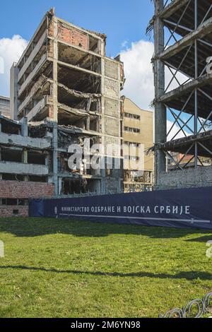 Gebäude des jugoslawischen Verteidigungsministeriums wurden während des NATO-Bombenanschlags auf Jugoslawien im Jahr 1999 bombardiert und schwer beschädigt. Stockfoto