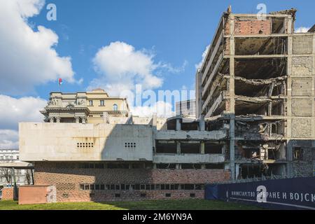 Gebäude des jugoslawischen Verteidigungsministeriums wurden während des NATO-Bombenanschlags auf Jugoslawien im Jahr 1999 bombardiert und schwer beschädigt. Stockfoto