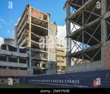 Gebäude des jugoslawischen Verteidigungsministeriums wurden während des NATO-Bombenanschlags auf Jugoslawien im Jahr 1999 bombardiert und schwer beschädigt. Stockfoto