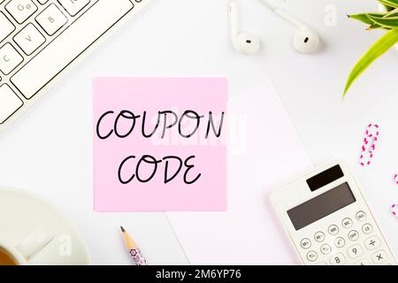 Gutscheincode für handgeschriebenen Text. Wort auf dem Ticket oder Dokument, das gegen einen finanziellen Rabatt eingelöst werden kann Stockfoto