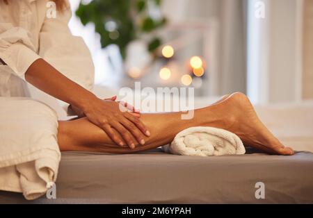 Spa, Hände- und Beinmassage für Entspannung, Gesundheit und Wellness im Luxusresort. Zen, Physiotherapie und Frau oder Therapeutin massieren Bein Stockfoto