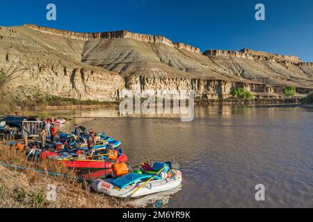 Vorbereitung von Flößen zum Start, Green River im Desolation Canyon, West Tavaputs Plateau Cliffs, Sand Wash Boat Ramp, Utah, USA Stockfoto