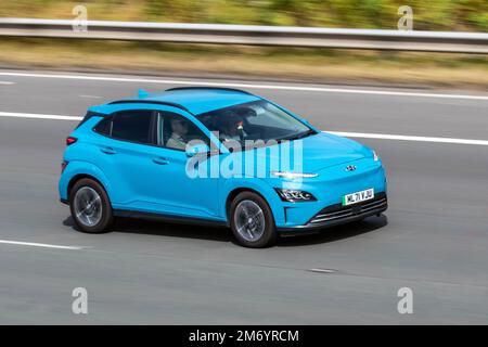 2021 Blue HYUNDAI KONA ULTIMATE Hatchback Electricity, 204 PMSM 64KWH 1-Gang-Automatikgetriebe; Fahrt auf der Autobahn M61 UK Stockfoto