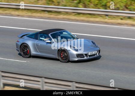 2019 Silver 911 PORSCHE CARRERA GTS 43 PDK 2981cc, 911 Targa 4 GTS S-A Benzinmotor 8-Gang-Halbautomatik 2DR Cabriolet; Fahrt auf der Autobahn M61 UK Stockfoto