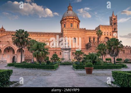 Kathedrale Von Palermo, Sizilien, Italien. Stadtbild der berühmten Kathedrale von Palermo in Palermo, Italien bei Sonnenaufgang. Stockfoto