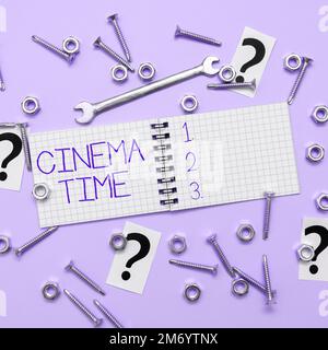 Handgeschriebenes Schild Cinema Time. Es wurde geschrieben, welche Unterhaltung wie der Showfilm beginnen soll Stockfoto