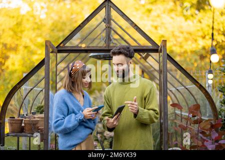 Stilvolles Paar im Garten Stockfoto