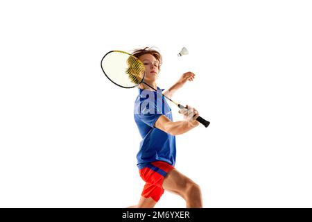 Porträt eines Teenagers in Uniform, der Badminton spielt und Übungen mit einem Pendelschwanz abhält, isoliert auf weißem Hintergrund Stockfoto