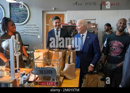 Walnut Hills, Vereinigte Staaten von Amerika. 04. Januar 2023. US-Präsident Joe Biden, Center, hält am Just Q'in BBQ Restaurant mit Cincinnati Mayor Aftab Pureval, 2. links, nach einer Infrastrukturveranstaltung an der Brent Spence Bridge, 4. Januar 2023 in Walnut Hills, Ohio. Kredit: Adam Schultz/White House Photo/Alamy Live News Stockfoto