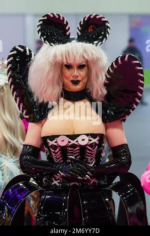 London, Großbritannien. 06. Januar 2023. LONDON, VEREINIGTES KÖNIGREICH - 06. JANUAR 2023 06: Jimbo nimmt an der Zeremonie zum Schneiden von Bändern während der Eröffnung der RuPaul's DragCon UK 2023 Teil, die von World of Wonder auf der Excel London vom 6-8. Januar 2023 in London, Vereinigtes Königreich, präsentiert wird. (Foto: Wiktor Szymanowicz/NurPhoto) Kredit: NurPhoto SRL/Alamy Live News Stockfoto