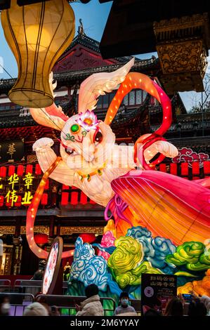 Shanghai, China – 01032023: Die wichtigste Hasendekoration für das chinesische Jahr des Hasen im Yuyuan von Shanghai. Stockfoto