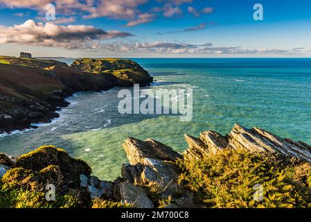 Rückblick auf Tintagel Island über der Bucht in Gullastem, Tintagel, Cornwall, Großbritannien Stockfoto