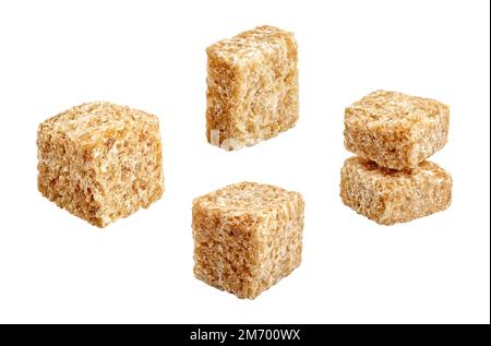 Brauner Rohrzuckerwürfel, isoliert auf weißem Hintergrund. Kochen von Lebensmitteln Designelemente Zusammensetzung, Fokusstapelung, Makro mit voller Feldtiefe. Natürl Stockfoto