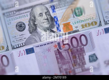 US-amerikanische 100-Dollar-Scheine, EU-Währung 500-Euro-Banknoten schließen Geldhintergrund. USA Europa Wirtschaftsbeziehungen, Geschäftsmarkt, t Stockfoto
