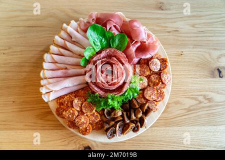 Deli-Teller mit Salami-Rose und Proscutto mit getrockneter Feige Stockfoto