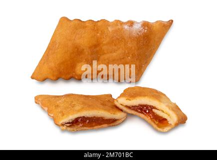 Bugie (Lügen) oder Frappe oder chiacchiere oder Engelsflügel. traditionelles italienisches Karneval-Dessert gefüllt mit Orangenmarmelade, isoliert auf weißem Clip Stockfoto
