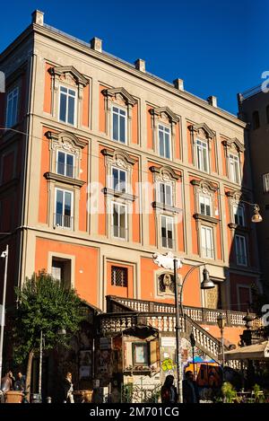 Palazzo Sant'Antonio delle Monache, ein berühmtes Gebäude auf der Piazza Bellini in Neapel, Italien Stockfoto
