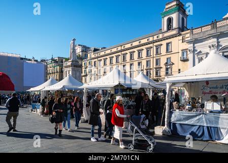 Neapel, Italien - 18. Dezember 2022: Blick auf die Piazza Dante mit dem Stand für Kunsthandwerkermarkt, Neapel, Italien Stockfoto