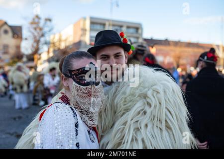 Paare in traditionellen Kostümen während der jährlichen Buso-Feierlichkeiten/Poklade aus Mohacs, Ungarn Stockfoto