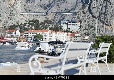 Die Baustelle der Omis-Brücke befindet sich am 6. Januar 2023 in Omis, Kroatien. Die Omis-Brücke umfasst zwei Tunnel und eine Brücke über den Fluss Cetina, den Komorjak-Tunnel, der mehr als 600 Meter lang sein wird, und den Omis-Tunnel, der mehr als 500 Meter lang sein wird, während die Brücke selbst 216 Meter lang sein wird. Foto: Matko Begovic/PIXSELL Stockfoto