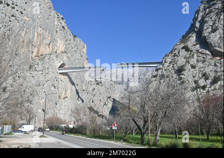 Die Baustelle der Omis-Brücke befindet sich am 6. Januar 2023 in Omis, Kroatien. Die Omis-Brücke umfasst zwei Tunnel und eine Brücke über den Fluss Cetina, den Komorjak-Tunnel, der mehr als 600 Meter lang sein wird, und den Omis-Tunnel, der mehr als 500 Meter lang sein wird, während die Brücke selbst 216 Meter lang sein wird. Foto: Matko Begovic/PIXSELL Stockfoto