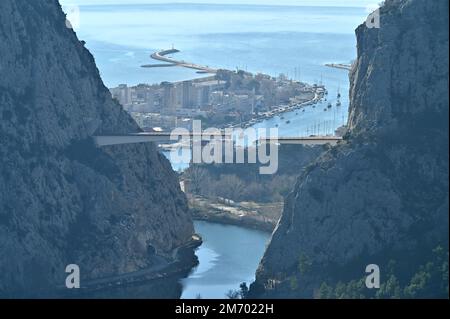 Die Baustelle der Omis-Brücke befindet sich am 6. Januar 2023 in Omis, Kroatien. Die Omis-Brücke umfasst zwei Tunnel und eine Brücke über den Fluss Cetina, den Komorjak-Tunnel, der mehr als 600 Meter lang sein wird, und den Omis-Tunnel, der mehr als 500 Meter lang sein wird, während die Brücke selbst 216 Meter lang sein wird. Foto: Matko Begovic/PIXSELL Stockfoto