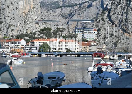 Die Baustelle der Omis-Brücke befindet sich am 6. Januar 2023 in Omis, Kroatien. Die Omis-Brücke umfasst zwei Tunnel und eine Brücke über den Fluss Cetina, den Komorjak-Tunnel, der mehr als 600 Meter lang sein wird, und den Omis-Tunnel, der mehr als 500 Meter lang sein wird, während die Brücke selbst 216 Meter lang sein wird. Foto: Matko Begovic/PIXSELL Stockfoto